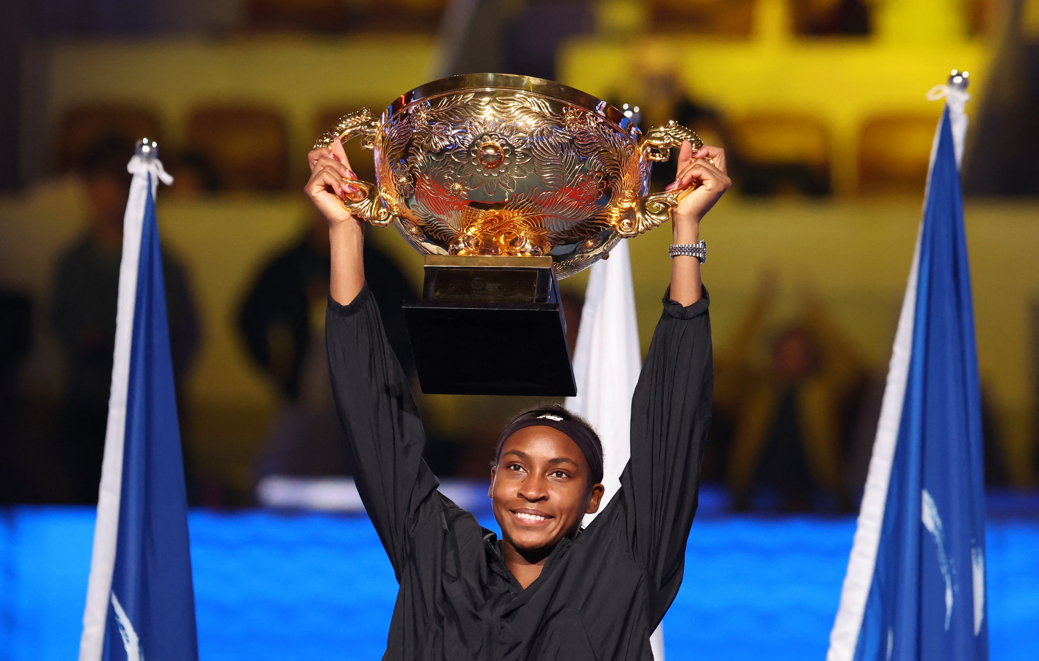 莱万多夫斯基回归赛场，问鼎冠军首场状态亮眼，TES观众沸腾！